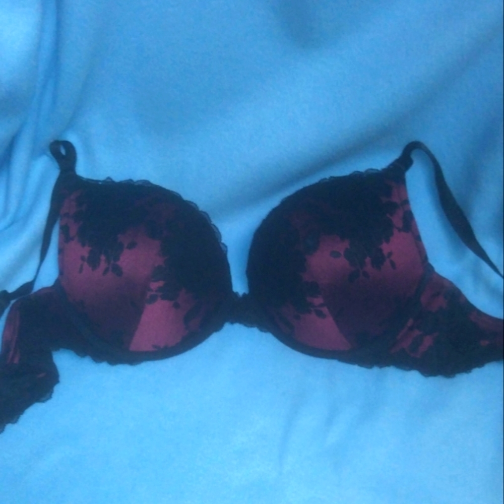Torrid Bra size 40D Black and Red